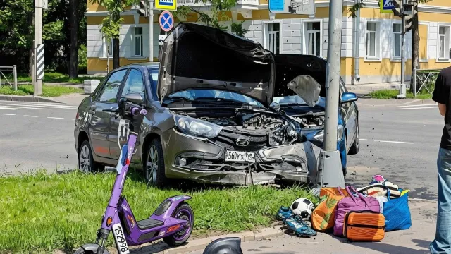 BMW протаранил Lada в Красном Селе. Водитель влетел в столб!